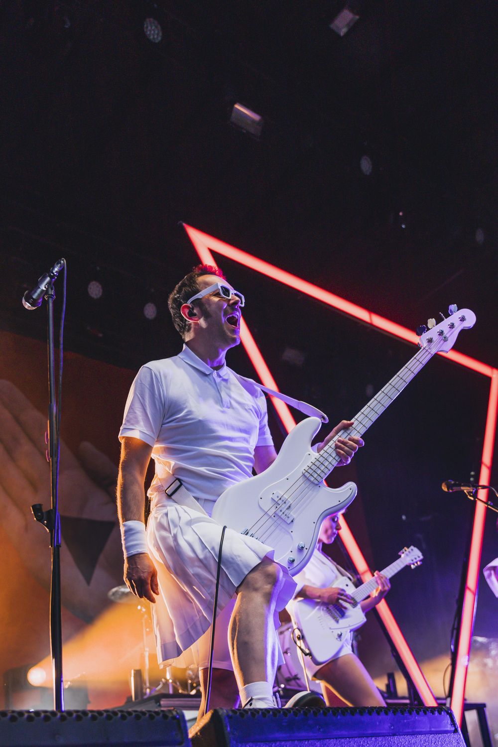 Concert Cachemire, chanteur guitariste en pleine action