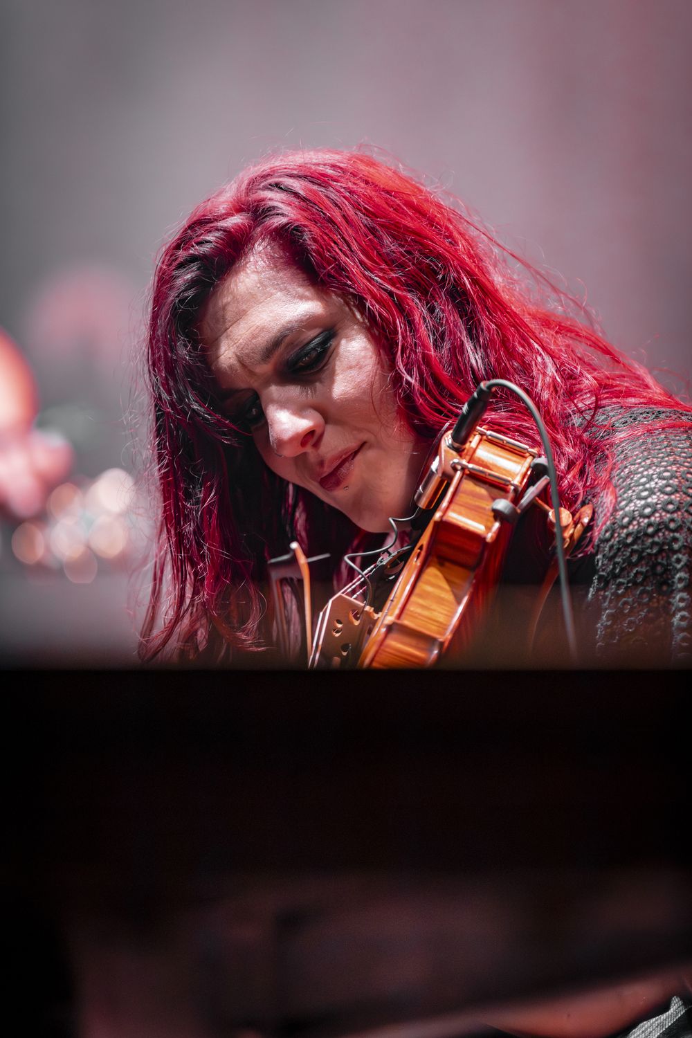 Portrait artiste, violoniste du groupe Celkilt sur scène